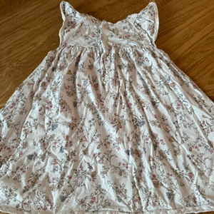 Newbie klänning  - Bra skick men använd  