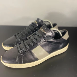 Saint Laurent Skor - Hej! Säljer nu dessa Saint Laurent Skor, storlek 41, skicket bedömer vi är bra, tveka inte på att höra av er vid frågor kring skorna! 