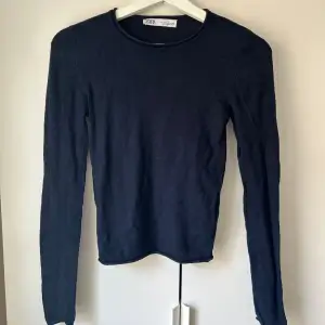 Marinblå tröja från zara i storlek S