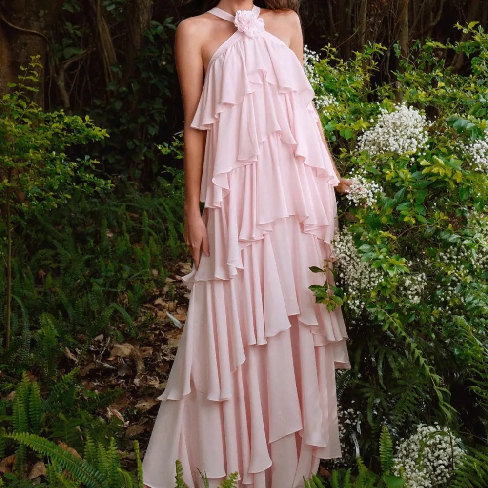 Säljer denna rosa sommardröm i storlek S! En look-alike av den populära Felicia Wedin x Veromoda klänningen🌸 Lika vacker på som på bild, en perfekt klänning för sommarfester, bröllop och andra festliga tillställningar nu i sommar!🥰. Klänningar.