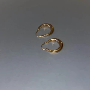 Guld örhängen 18k  - Äkta guld 18 karats örhängen. Väldigt enkla och stilrena. Säljer till en billig peng.  Svenska stämplar. 