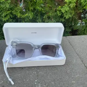 Hej, säljer nu mina chimi glasögon som jag fick i födelsedagspresent men vill ha rayban boifriend istället, helt nya aldrig använda. Skriv om ni har frågor, byten mot rayban boifriend fungerar i också