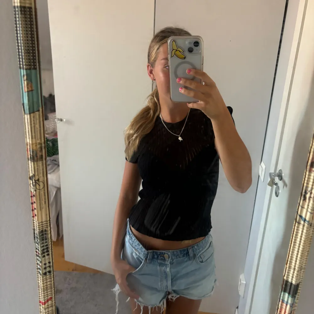 Säljer denna coola mesh toppen från zara. Älskar denna både till sommar och vinter. Verkligen en perfekt fest topp! 🖤 passar xs-s !. Yläosat.