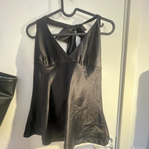 Silk Topp ifrån H&M - Topp ifrån H&M köpt för länge sedan, så den e väldigt unik💕🍉