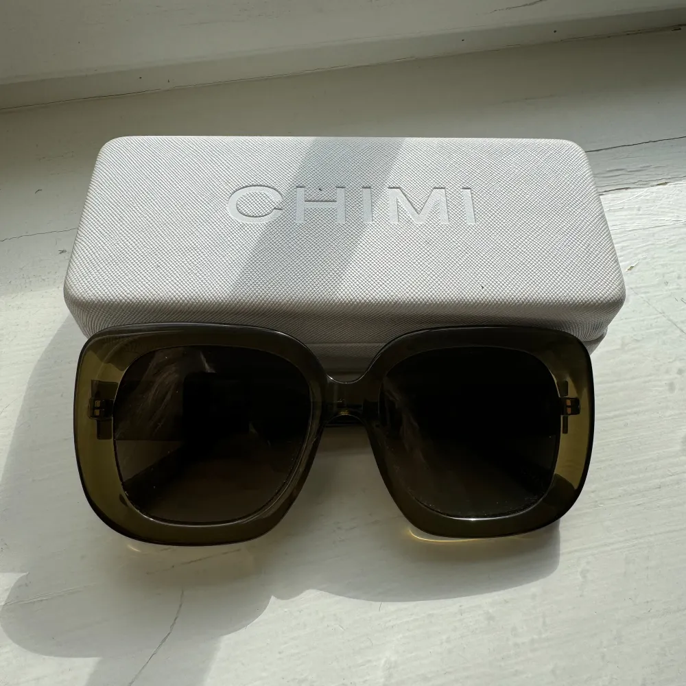 Säljer mina super snygga slutsålda Chimi glasögon, i modell 10 från 2021 kollektionen, super bra skick inga defekter!. Accessoarer.