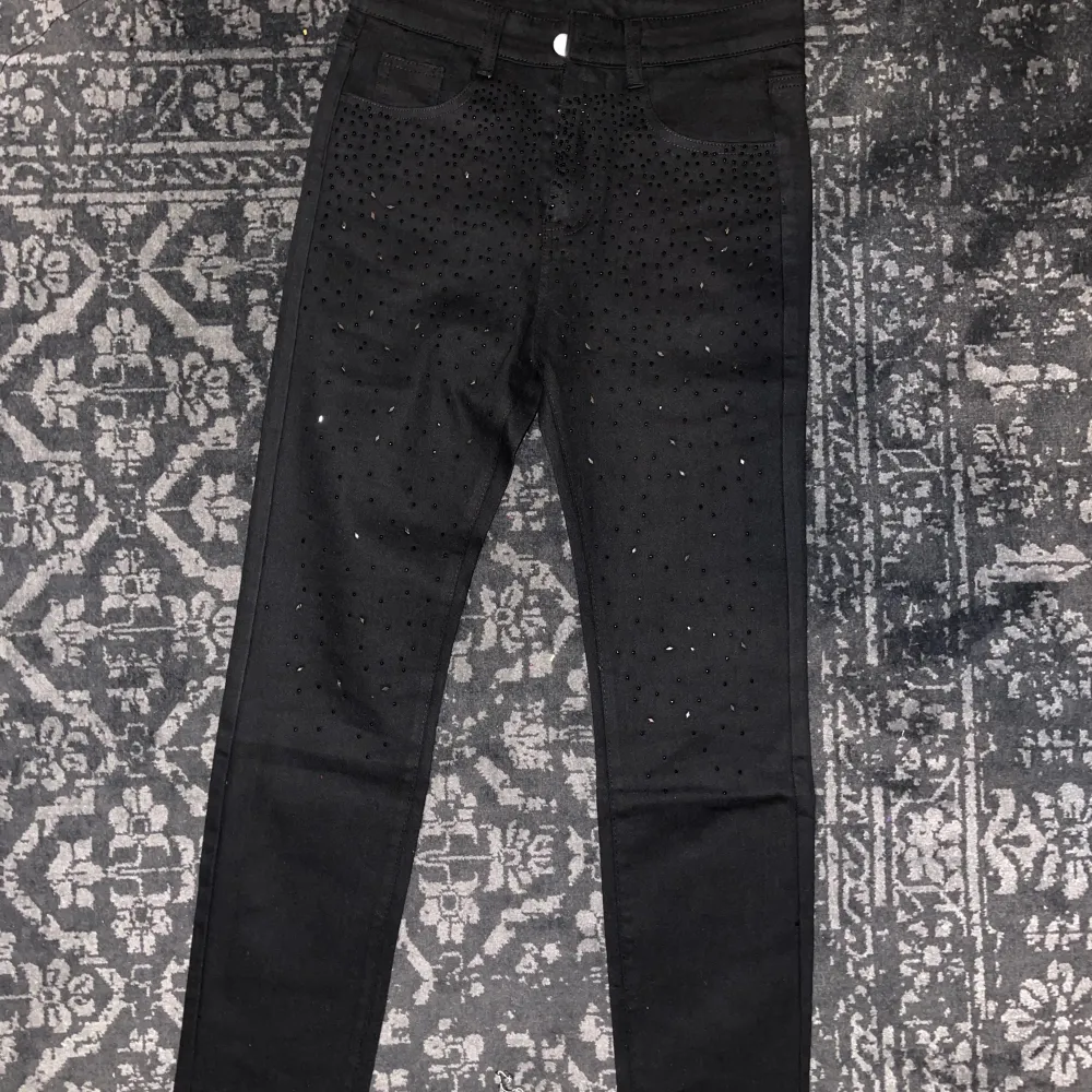 Sjukt snygga svarta jeans med stenar. Perfekt till utgång och liknande tillfällen. Helt nya!. Jeans & Byxor.