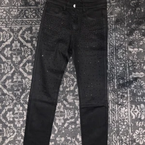 Svarta jeans med stenar - Sjukt snygga svarta jeans med stenar. Perfekt till utgång och liknande tillfällen. Helt nya!