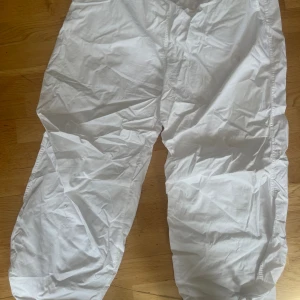 Parachute pants  - Aldrig använda och man kan justera längst ner 