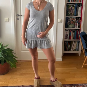 Tshirtklänning med volang - Odd Molly (vintage) - Söt grå t-shirtklänning med volang från Odd Molly (vintage)🥰 strl XS men passar även S! Knappt använd! 