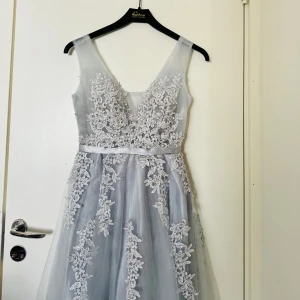 Elegant maxi festklänning  - Använts få gånger (gott skick)  Priset kan diskuteras. 