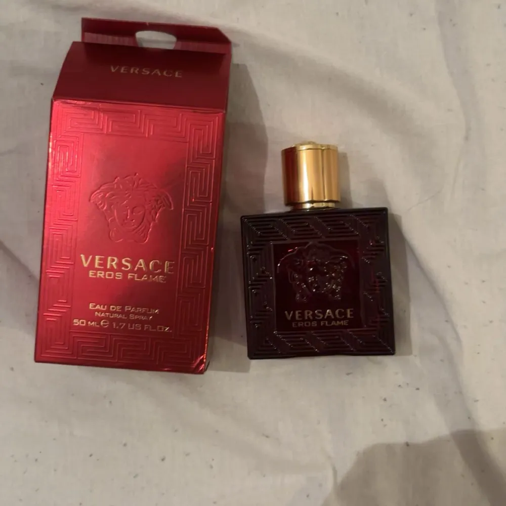 Tja! Säljer min Versace Eros flames Eau de perfume, 50ml. Tror jag kanske tagit 2 sprut med denna. Köpt på Arlanda för något år sedan. Parfym.