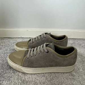 Lanvin Cap Toe - Hej, säljer nu dessa snygga och trendiga Lanvin Cap toe skor som är perfekta till sommaren! | Storlek: Uk 6, passar som 41 | Skick = 9/10, fint skick! | Nypris = 5500kr, säljs för 1999kr