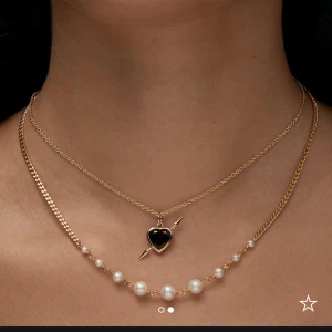 Maria Nilsdotter halsband  - Säljer mitt halsband från Maria Nilsdotter för 3000 kr köpt för 4500 i december. Nu kostar halsbandet 5000 på hemsidan. Längd 45 på kedjan❤️ med röd sten. Knappt använd och känns därför lite onödigt att behålla. Box och kvitto medföljer😁