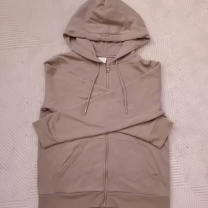 Mörk beige hoodie  - Mörk beige hoodie utan några deffekter. Säljer pga att jag aldrig använder den. Vet inte storleken men passar mig bra som är S (skulle kunna passa xs om man vill ha den baggy) Om ni undrar något så är det bara att fråga 🤎  