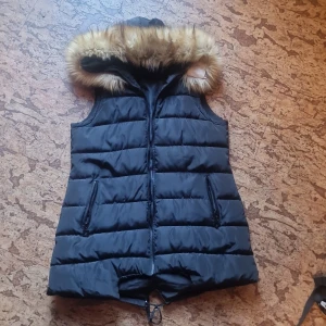 Väst svart - Svart väst men tyvär dragkedja har gått sönder