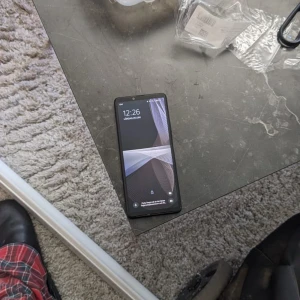 Sony Xperia 10 III  - Hej säljer nu min Sony Xperia 10 III i gott skick. Det ända som är på den är en liten spricka på baksidan men inget som påverkar funktionen. 128 gb  6 gb ram Priser på begagnade såna här ligger mellan 2.300 o 3.500