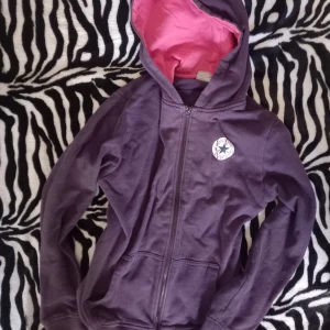 Converse zip up - Barnstorlek 158/164 men passar XS och mindre! Väldigt slitet tryck