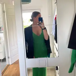 Grön stickad klänning med kors i ryggen, strl 36 från Mango. 250kr+📦