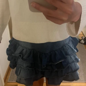 Jeans volang kjol - Måste tyvärr sälja den här sjukt fina kjolen, den är perfekt nu i sommar och så snygg 🤩🫶hör gärna av er om ni är intresserade!