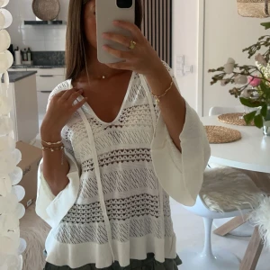 Somrig virkad tröja - En superfin långärmad virkad tröja från zara med knyt band där fram🤍🌸✨