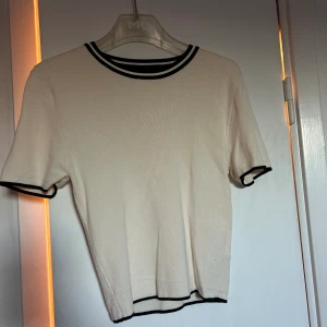 T shirt - Säljer denna fina t shirten från Gina. Använd 1 gång, nyskick. S/M ungefär
