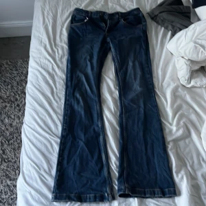 Bootcut jeans  - Subdued lågmidja jeans köpt från Spanien.