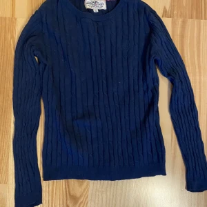 Stickad tröja  - Begagnat skick men fortfarande fin. Kolla gärna in mina andra annonser för samfrakt. Jag säljer mycket barnkläder just nu. Katt finns i hemmet (allergivänlig ras).