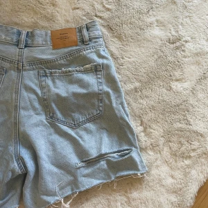 Jeans shorts  - Säljer dessa oanvända jeans shorts med en slits där bak🩵🩵s 38 men mer som 36