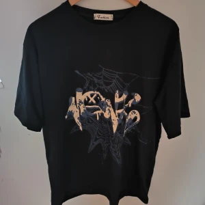 Cool tshirt med tryck - Svart tshirt med blått spindelväv tryck. Oversized eller loose fit för M eller mindre, loose or normal fit för L-XL