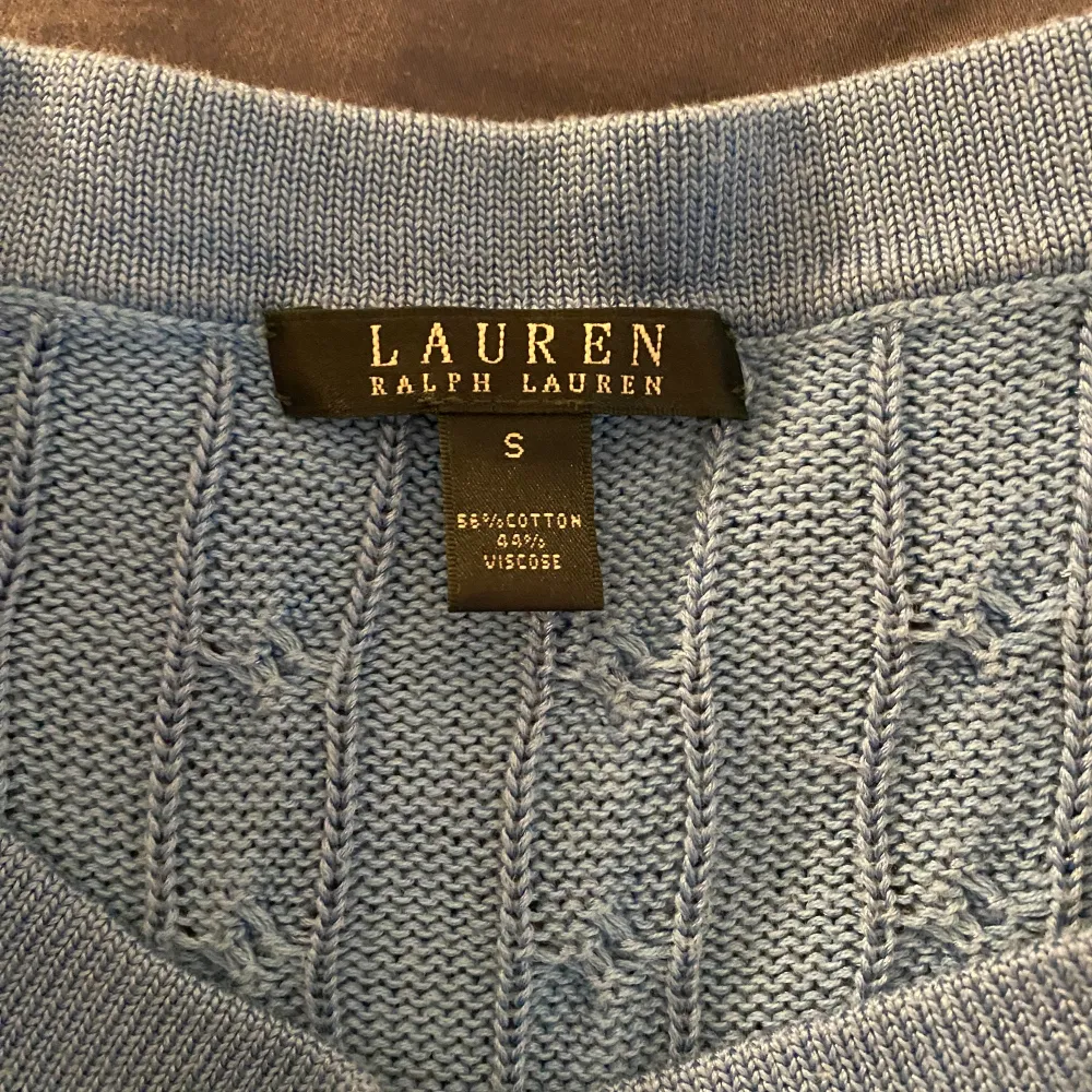 Intressekoll på denna jättesnygga Ralph Lauren tröja i en ljusblå/blå färg, sitter jättesnyggt på!. Tröjor & Koftor.