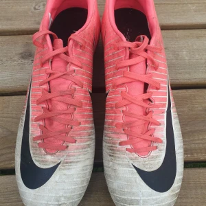 Nuke mercurial fotbollsskor - Hej, jag säljer mina Nike Mercurial Dem är i 8/10 skick. Bara lite smutsiga. Nypris 1500 kr. Vid några funderingar bara kontakta. :) Ni får gärna lägga bud.