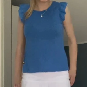 Blå topp - En jättesöt blå topp med volang💙