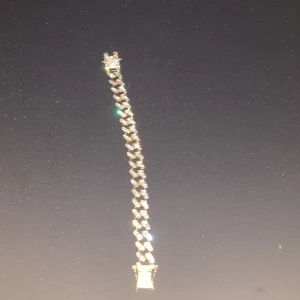 Hej säljer ml. Guld Armband   - Säljer ba en armband 