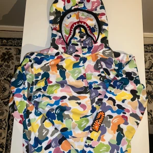 Bape Hoodie - ❗️Nästintill oanvänd Bape Zip ❗️Rare colorway men osäker på äktheten därav priset. DM för fler bilder 📩 Storlek M