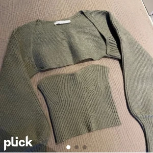 Svarta sett  - Säljer denna jättefina svarta toppen där man får en matchande kofta till! Setter är i nyskick och har ingen som helst defekter. Säljer då den ej kommer till användning💕(lånade bilder, kom privat för bilder)