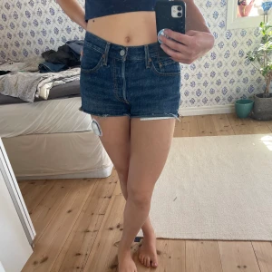 Levis jeansshorts - Superfina Levis jeansshorts, köpta på Beyond Retro. Sitter löst rund midjan på mig som har 36cm från höft till höft. Low/midwaist och väldigt korta!