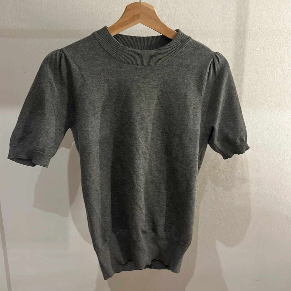 jättesöt grå tröja