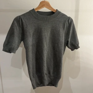 jättesöt grå tröja  - säljer denna jättesöta gråa tröja från Saint Tropez då den inte kommer till användning💕 använd fåtal gånger och i storlek XS💕🥰❤️☺️✌️