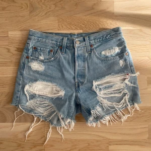 Levi’s 501 Original jeansshorts - Korta jeansshorts från Levi’s. Använd fåtal gånger, därav i mycket bra skick.  Storlek: W26 Ordinarie pris: 669 kr