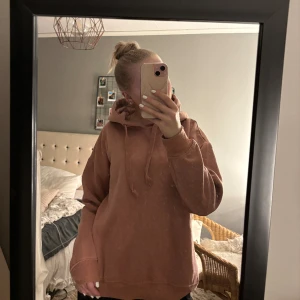rosa hoodie  - rosa hoodie med luva, jätte mysig!!💖 storlek s, men känns som en m. lappen finns inte kvar och minns inte vart jag köpt den 
