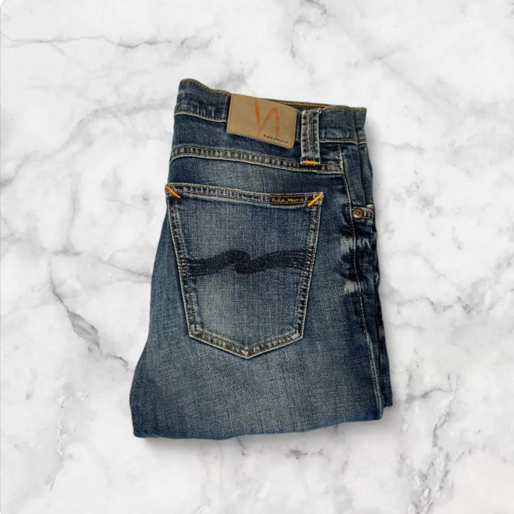 Väldigt snygga Nudie jeans! Byxan har en riktigt snygg passform med en väldigt fin tvätt, storleken är W31/L34 sitter 31/33 och skicket är 9,5/10.  Hör av er vid fler frågor eller funderingar 🤝. Jeans & Byxor.
