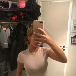 Söt rosa tröja - Babyrosa tajt stretchig tröja