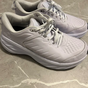 Hoka One One Bondi SR - Väldigt bekväma skor som är väldämpade, vattentåliga och sula med gummi som ger ultra grepp. De är därför en riktig arbetssko, men de fungerar även som vanlig sneaker elr löpsko. De är använda i 1 månads servitörsarbete inomhus så de är i toppskick.