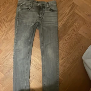 Nudie jeans lean Dean  - Jag säljer ett par nudie jeans med modellen lean Dean. Storlek 28/32 och dom sitter som vanliga sli fit jeans. Skick 9/10 har bara använt ett fåtal gånger. Köpt på Nudie jeans butik i Stockholm för 1600