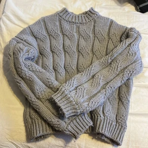 Stickad tröja  - En stickad tröja från NA-KD som inte kommer till användning. Tryck inte på köp nu. 