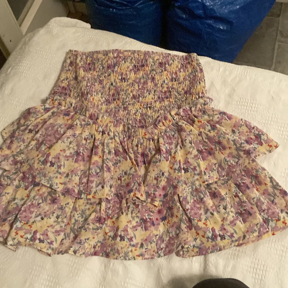 Fint mönstrad kjol i storlek 152.Endast använd vid ett tillfälle och sedan blivit liggande då dottern hade andra liknande.. Kjolar.