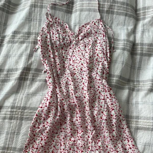 Klänning  - Super fin sommar klänning som man knyter i ryggen🎀