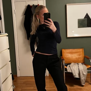 Low waist kostym byxor - Säljer dessa super fina kostymbyxorna som är lågmidjade från maxs mara. Super bra skick med inga defekter.💗 jag är en 165cm och strl 36💗💗