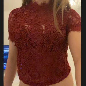 snygg röd topp - Skit snygg röd topp!!! (Dragkedja på ryggen) 🥰sista bilden är inte min!