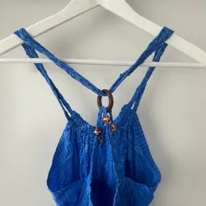 Somrig blå klänning med detaljer på ryggen💙☀️ Möts gärna upp i stockholm, annars tillkommer frakt❤️🤙🏼